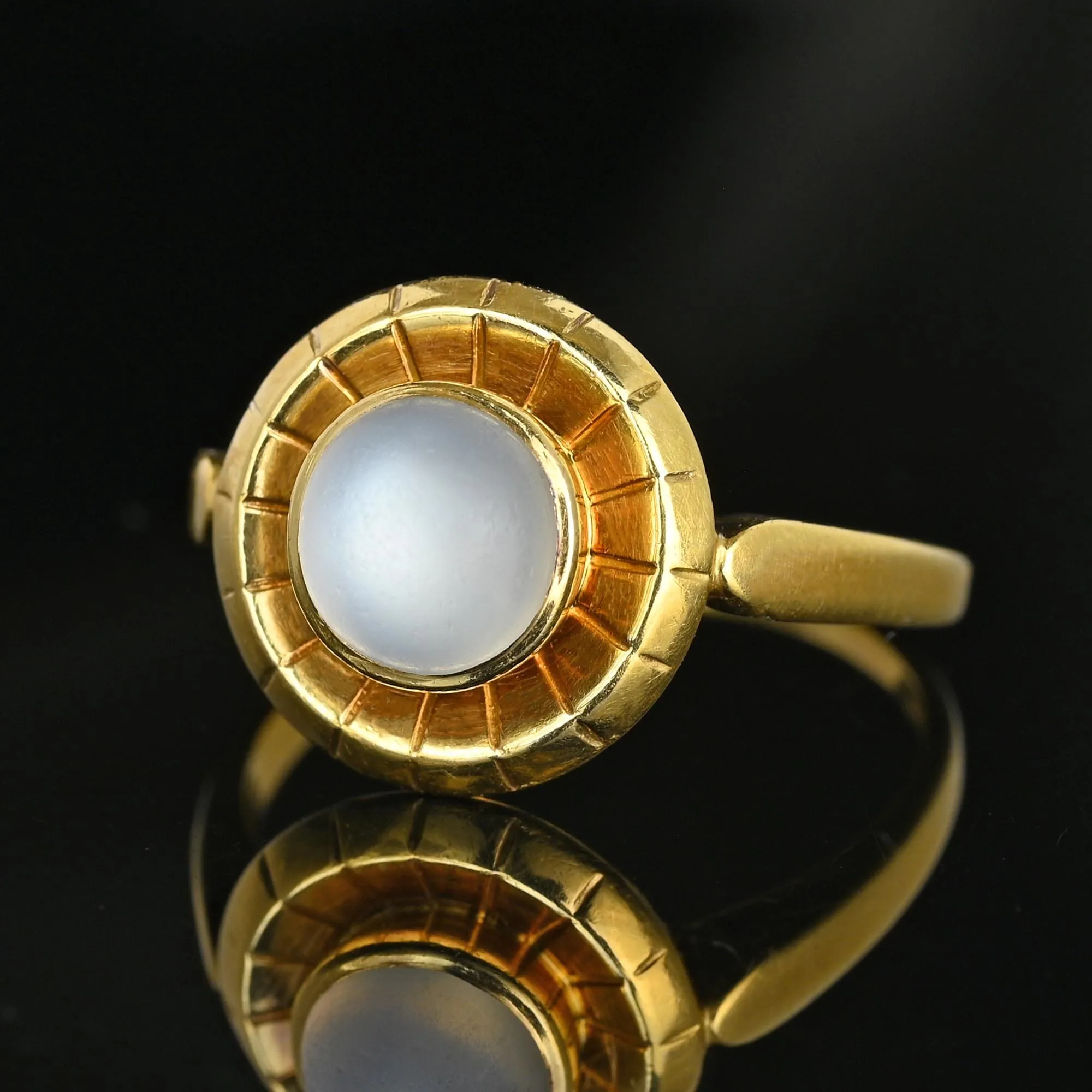 Vintage 18K Gold Target Moonstone Cabochon Ring